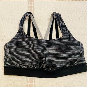 NWOT Lululemon Sports Bra (Size 6)